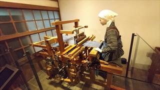 スズキ歴史館・杼箱上下器搭載織機